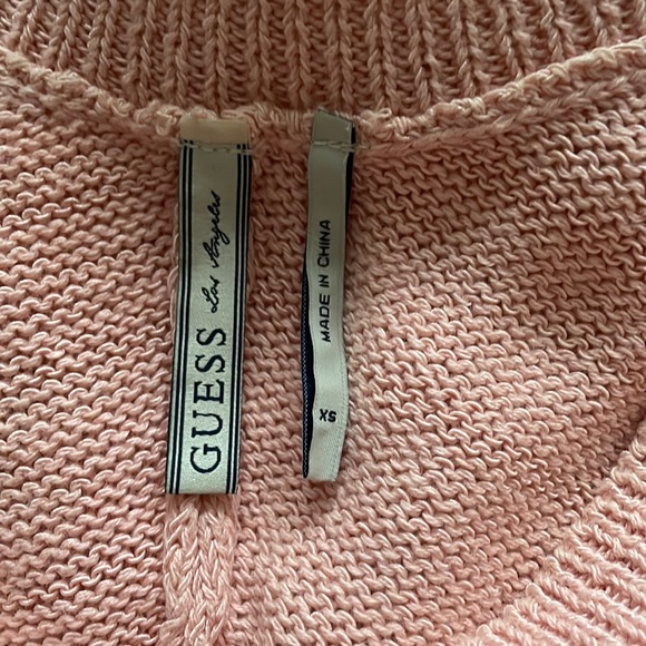 Guess top with cute cut on the back - Picture 3 of 3